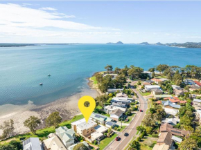 Pelican Sands 2 fantastic waterfront unit with pool and air conditioning, Soldiers Point